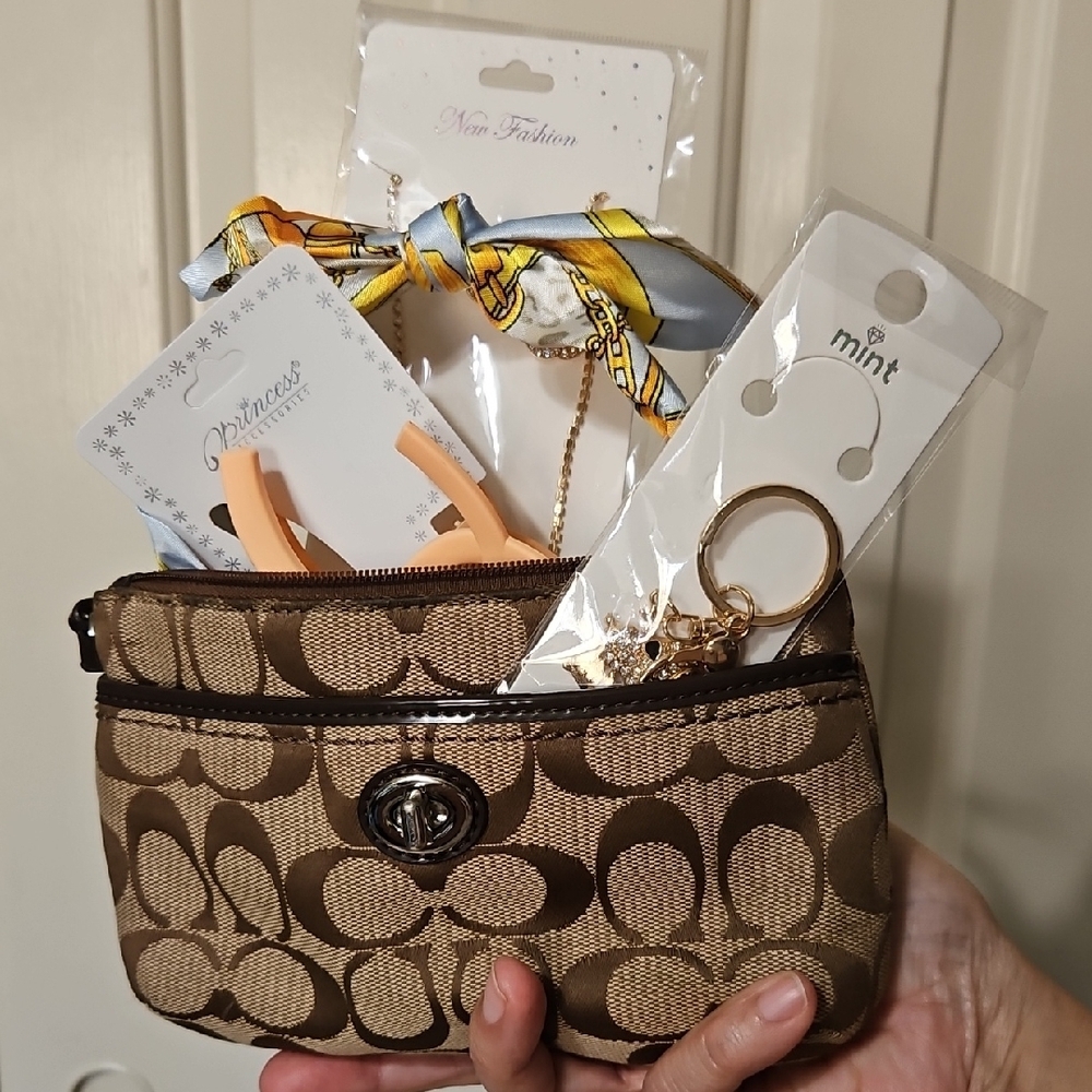Coach  EUC Turn Lock Signature Wristlet with Bundle Accessories - Picture 9 of 9